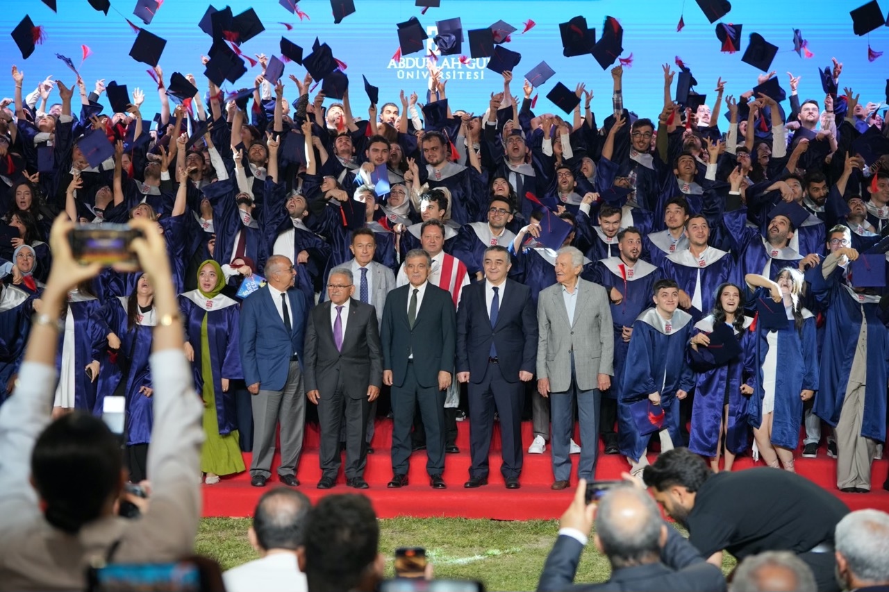AGÜ’de 8’inci Mezuniyet Sevinci